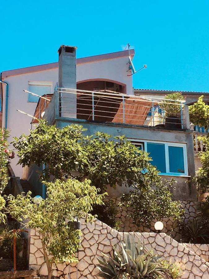 Dama Apartment *